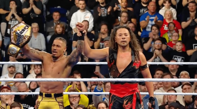 カーメロ・ヘイズを讃える中邑真輔