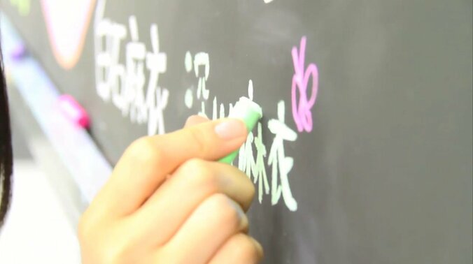 乃木坂46、黒板アートMV完成に涙　深川麻衣の卒業制作 12枚目