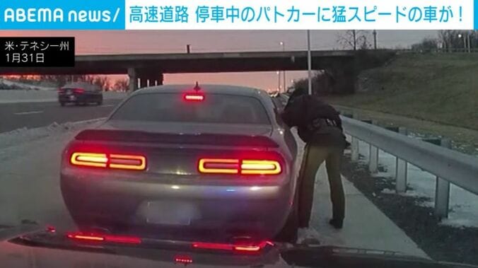 職務質問を行う警察官
