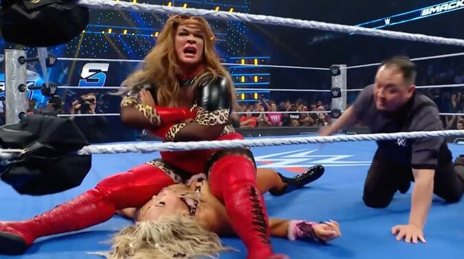 【映像】金髪美女に120キロ超“全体重プレス”強行の瞬間