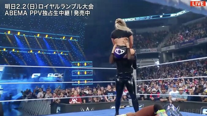 ラケルがリヴを高々と抱え上げる