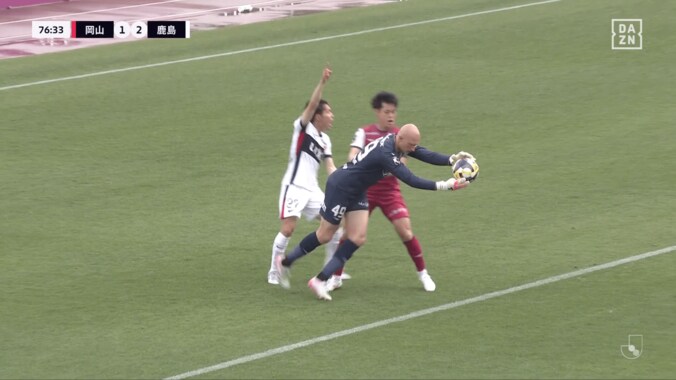 SNS騒然！「ギリアウトでは笑」岡山GKが疑惑の“曲芸ハンド回避”「絶対キャッチしたまま出ただろw」「上手いね」微妙すぎる一部始終にファン注目 4枚目