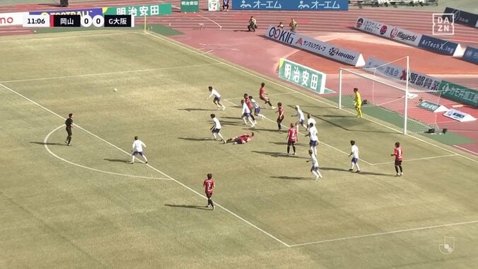 「PKはおかしい」「これはよく見てるわ」競り合いで肘が顔面直撃→ファウル判定に賛否両論「腕がかなり上がってたからなぁ」 5枚目