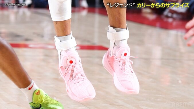 【秘話】「あれ、まさか…？」富永啓生、ステフィン・カリーの“粋なサプライズ”に感激！「嬉しかった」憧れのスーパースターの“足元”にビックリ 4枚目