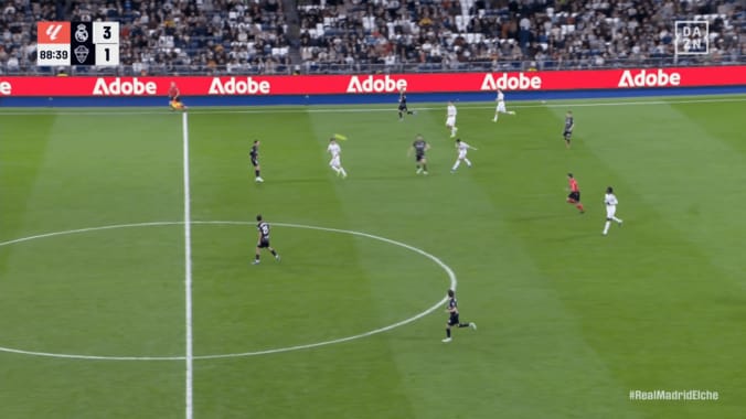 “65mスーパーゴール”に衝撃！レアルMFの自陣からの一撃が「マンガじゃん」「何でそこから入るんよ」本拠地ファンも驚愕「過去一で遠いかも」 3枚目