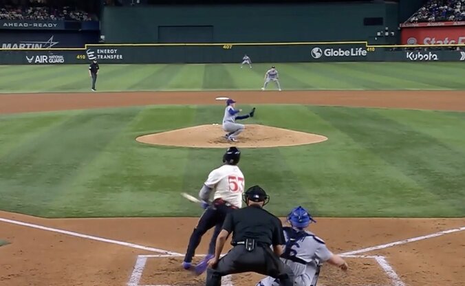 【写真・画像】どうした…？ 山本由伸のボールで“想定外のハプニング”「めっちゃ痛い」「エグいな」手元で曲がりすぎる“魔球”→自打球直撃で激痛悶絶　1枚目