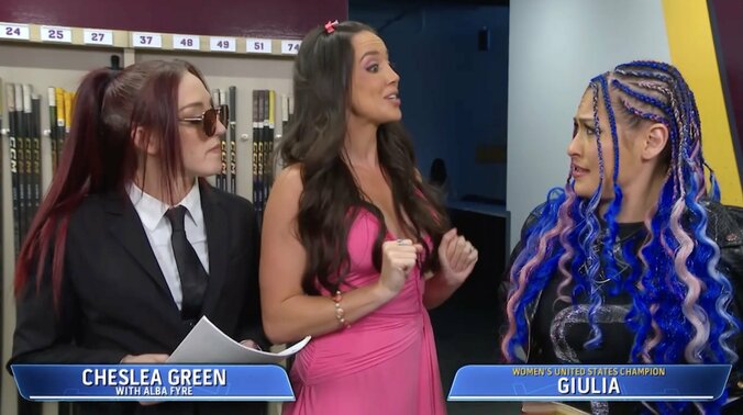 チェルシー・グリーン（写真中央）らに詰め寄られ困惑するジュリア（同右）