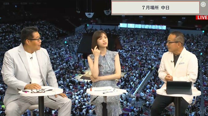 姿勢を正して解説に耳を傾ける松村沙友理