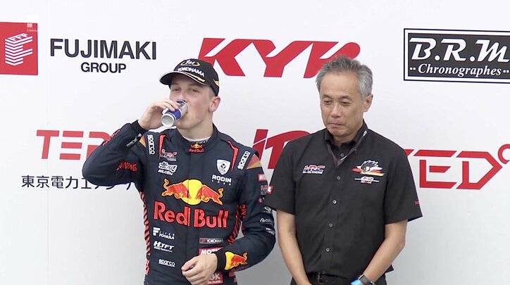 「あ、レッドブル飲んでる」 F1候補生のローソン 表彰台でエナジードリンク片手の珍光景に「来年はF1！」