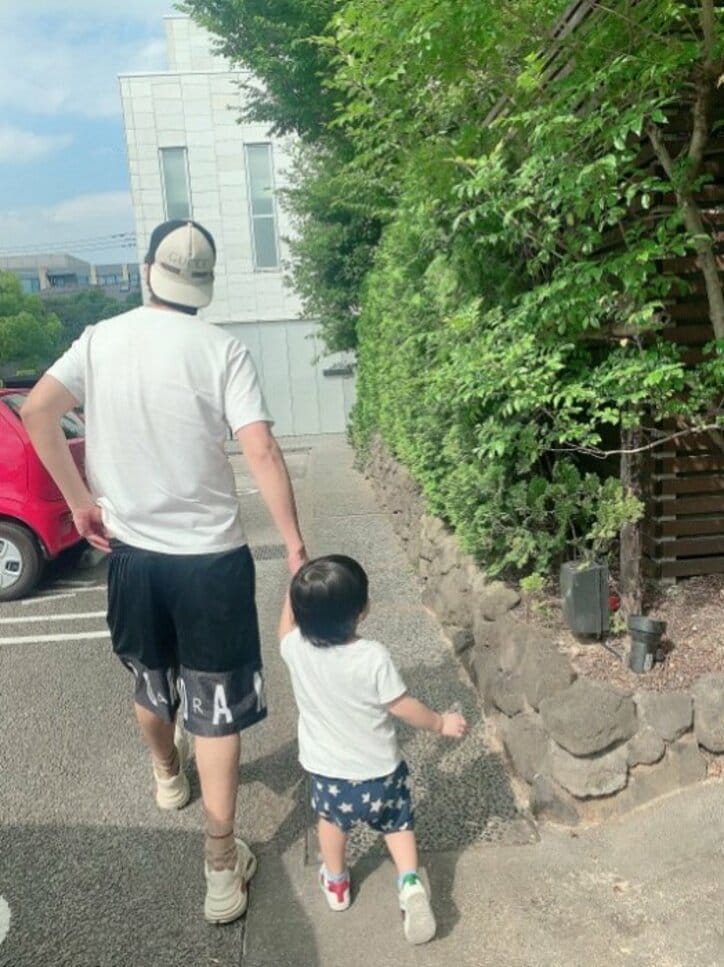 川崎希、夫・アレクと息子の“そっくり”な後ろ姿を公開「短パンばっかり」