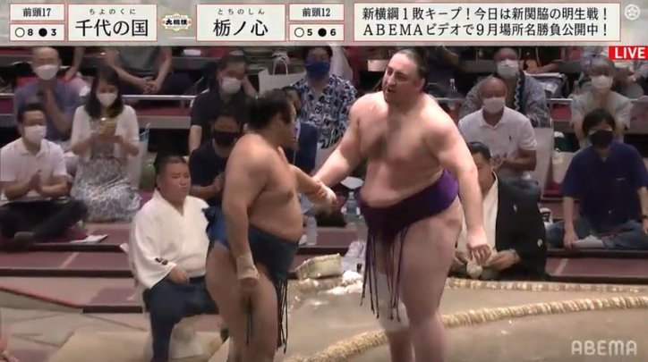 これぞ力士の美しい姿 と相撲ファンの胸が熱くなる 栃ノ心 熱戦繰り広げた千代の国に手を差し出し健闘を称え合う 相撲 Abema Times
