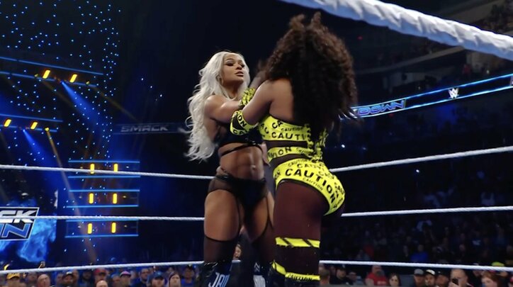 【映像】銀髪女子レスラー、相手を“ペロリ”前代未聞の行動