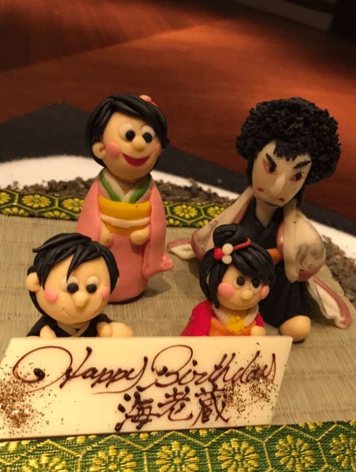 海老蔵、誕生日ケーキに感動　家族モチーフのマジパンに成田屋の家紋