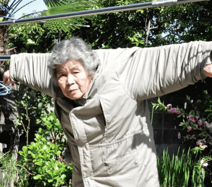 【笑撃写真】88歳自撮りの女王「面白おかしく過ごしたいから写真を撮る」