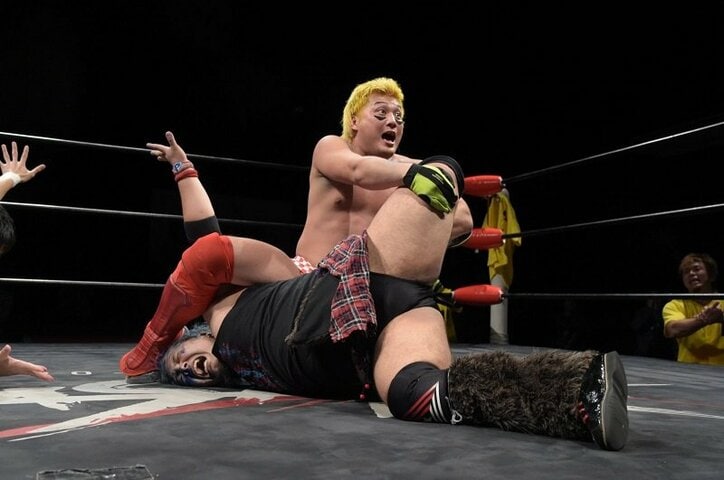 イス、ラダー、テーブル…各種凶器を使っての攻防！FUMA対サスケ、壮絶ハードコアマッチ　BASARA、エース・木高イサミ不在も勢い止まらず