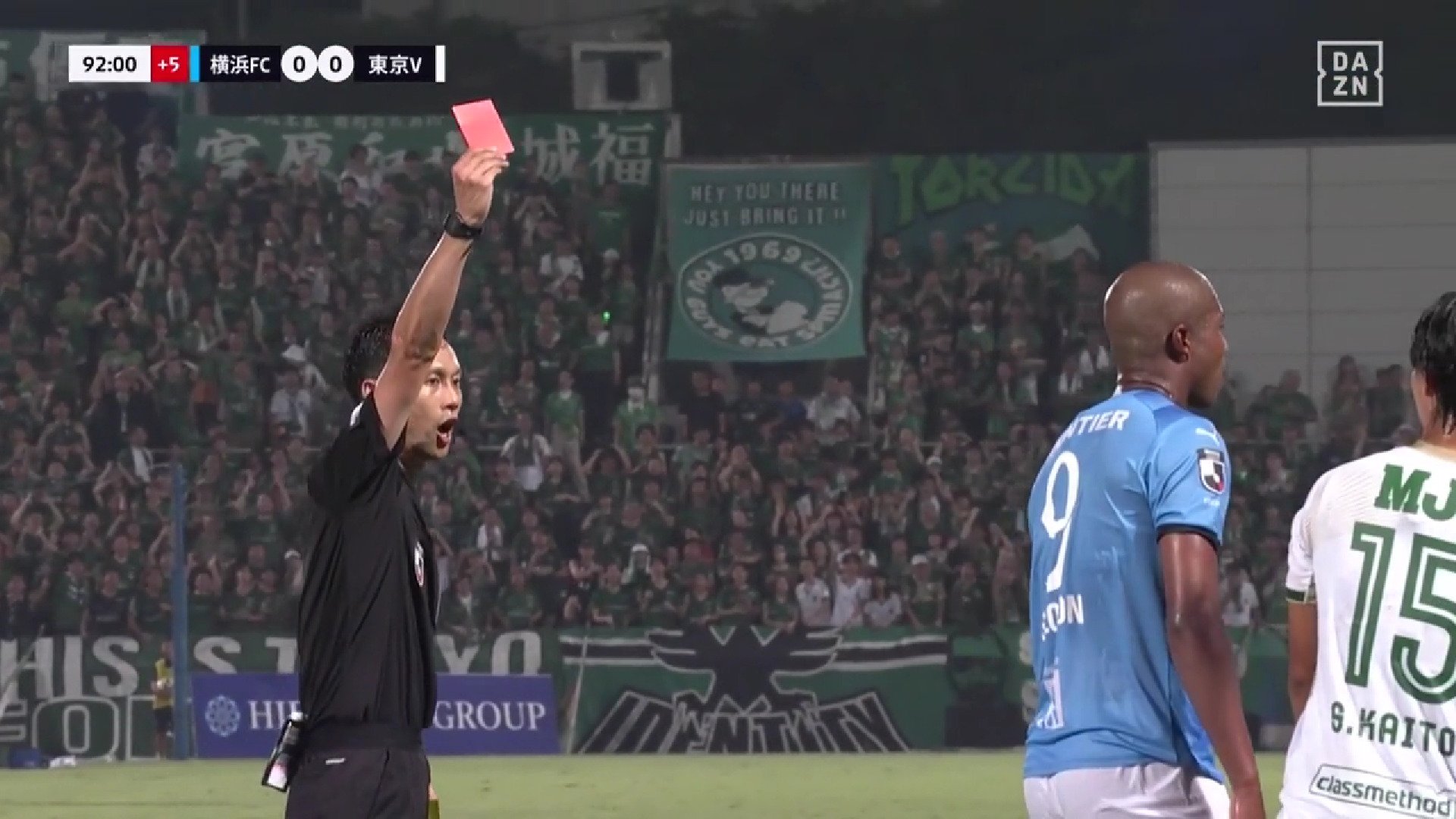 【映像】レッドカード→選手が退場拒否