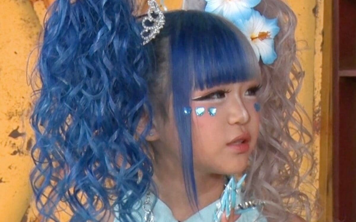青髪の小学生ギャル(9)、学校側の特別対応明かす「プールに入ると塩素で髪の色が落ちちゃうから…」 | バラエティ | ABEMA TIMES | アベマタイムズ