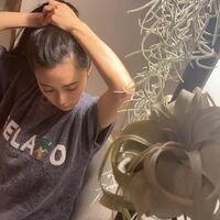 小島瑠璃子、髪を束ねる仕草に「ついつい見ちゃう」「綺麗」「素敵!!」の声