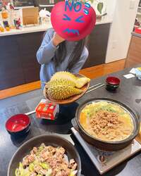 みきママ『世界一臭いドリアンを食べてみました！！』