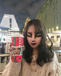 山田菜々、スタバと顔入れ替えショットに反響 「笑った」「ナイスセンス」の声