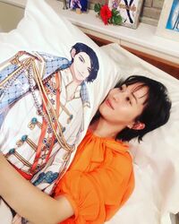 『推しの王子様』比嘉愛未の“抱き枕ハグショット”に「クッションになりたい」の声