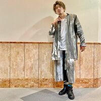 「宇宙に行けそう」「何着てもかっこいい」EXITりんたろー。の“キラキラ銀色”衣装に反響