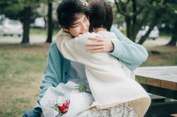 「もう無理！」美しすぎる青学女子大生、思い溢れ17歳俳優と熱烈大人ハグ『花束オオカミ』第9話