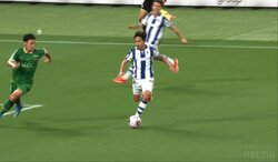 「恐怖しかない…」久保建英が盟友・菅原由勢を唸らせた！ 鋭いカットイン突破で国立競技場を沸かせた瞬間にファンも喝采「メッシかよ」「ずっと顔が上がってるの凄い」