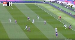 「変態パス！」「これは神すぎる」ゴール方向へ回転かける→美しい放物線の“超絶ロングパス”がピンポイントで炸裂した瞬間　バルセロナの最強ホットラインがスーパーゴール