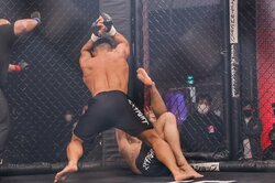 “両手”パウンドで“秒殺”TKO 「ドラゴンボールでしか見たことないやつ」解説驚き