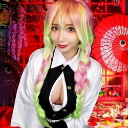 「破壊力がヤバイ！」グラドル海里による「鬼滅の刃」甘露寺蜜璃のコスプレにファン大興奮