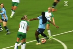 【話題沸騰】女子CLで“ミサイル級”の衝撃ゴール→長谷川唯が満面スマイルで祝福「怒りの一撃」「世界最高の女性ストライカー」「規格外」