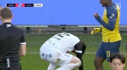 危ない！元日本代表DF、相手FWと頭同士が衝突するアクシデント 試合中断で一時騒然「ボールを見ながらのジャンプに…」