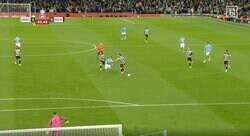 一体、何が起きた？人とボールが一瞬で消え去った… 「世界一のサッカーセンス」が爆発！ 異次元すぎる“神トラップ”→爆速ドリブルで相手DF2人をぶち抜いた瞬間