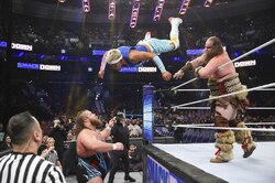 130キロ超え巨漢レスラーが日本人選手をリングから“強制ポイ捨て” 壮絶シーンに「投げすぎた」「戸澤仕事した！」ファン脱帽