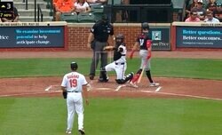 どこに怒れば… 菅野智之に“打者がイライラ”「そらキレる」 計算通りの“空振り三振”→不満タラタラでベンチに去る「睨まれてもw」