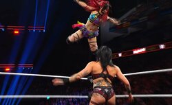 日本人女王、“あり得ない”迎撃技に悶絶 「普通はできません」“最狂”女子レスラーの一撃に実況も驚き