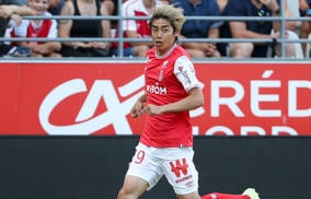 「流石の決定力」「ボディバランスすごい」完全に相手に背中を押されながらも伊東純也が2戦連発！「こんな早くフィットするのか」