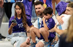 メッシの自宅前に大量のファン、妻ロクソさんの運転で帰宅し大騒ぎに