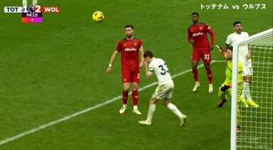 「どこに打ってる！」「やっちまったな…」超決定機でヘディングシュートが見当違いの方向に…トッテナムDFが頭を抱えた痛恨ミスにサポーターから悲鳴が漏れた瞬間