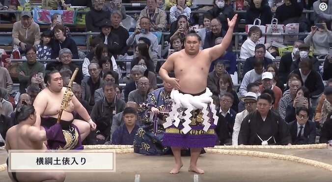 「つまみ出せ」横綱・豊昇龍の土俵入りで起きた“残念なマナー”に「サッカーじゃ無いんだから」「我慢して欲しい」批判の声 2枚目