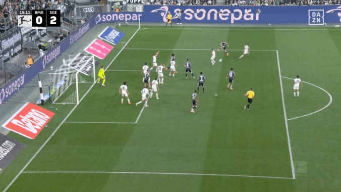 偶然の神プレー！？ 堂安律の“珍しすぎるアシスト”が「結果的にドンピシャクロス」「超ラッキー」ファン騒然の一部始終 5枚目