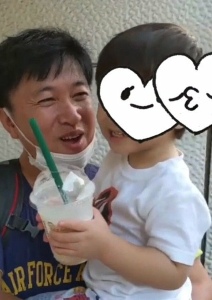 スギちゃん、息子に“介護”される様子を公開「か～わ～い～い～」「メロメロですね」の声 1枚目