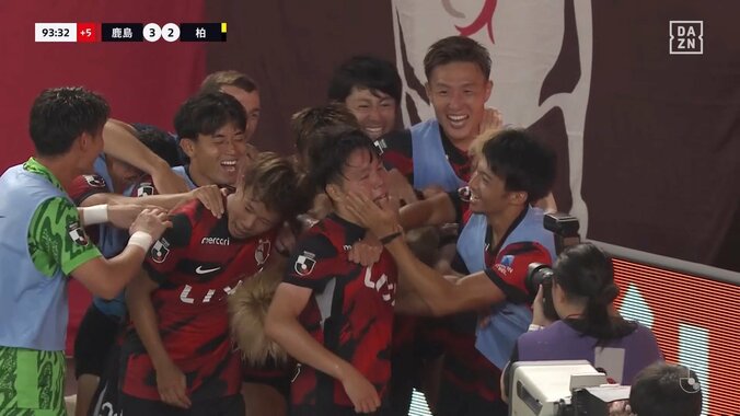 嘘だろ…?まさかのパスミスから生まれた“奇跡の決勝点”にSNS大興奮「J面白くて草」「こんなん優勝するチームだよな」 5枚目