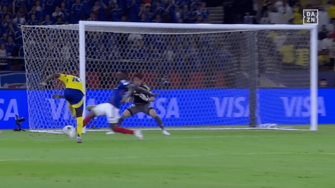 想像を超えるスピード！ アル・ナスルFWの“弾丸ショット”で横浜FMが痛恨失点…「そこ通すかマネ！」「これが世界か…」「異次元すぎる」SNS騒然の一撃 4枚目