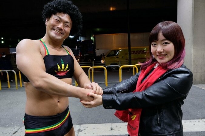 ピッチングフォームから、豪快に腕を振り抜く“伊良部パンチ”！　松本都、澤宗紀とアイスリボン男子部旗揚げ阻止へ路上特訓 2枚目