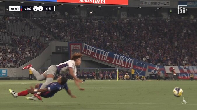 「PK妥当」日本代表DFの危険過ぎる空中大激突にファン悲鳴「完全にレイトタックル」「見ないで突っ込んだ」試合開始早々“一発レッド”の退場劇 4枚目