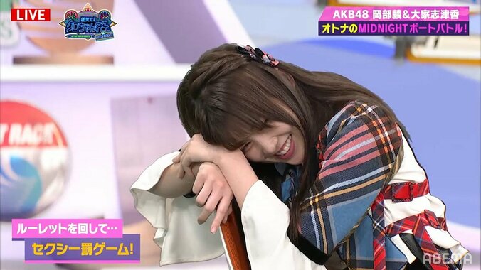 AKB48岡部麟がセクシーポーズ クロちゃんの「可愛い」に大照れも「そんなに悪い気分じゃなかったです」 2枚目