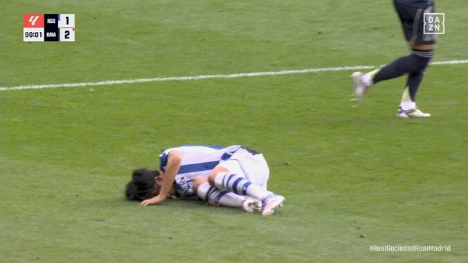 久保建英が絶叫「すごい声聞こえた」背後からの危険タックルで転倒悶絶→ノーファウルで観客からブーイング！ 4枚目