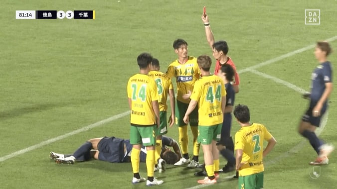 「永久追放もの」ブチギレの“首絞め”で一発レッドカード…「普通に暴行」「最低でも5試合以上の出場停止か？」千葉MFの愚行に非難殺到 3枚目